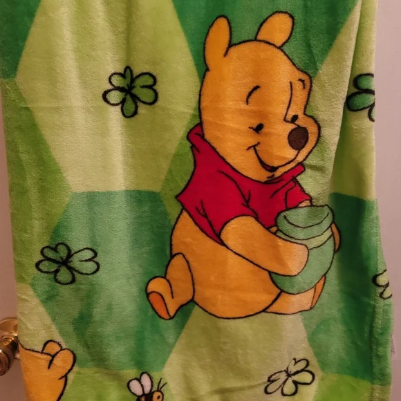 Winnie The Pooh St Patrick’s Day throw blanket 50 x 70 Brand New With Tags - Picture 2 of 3